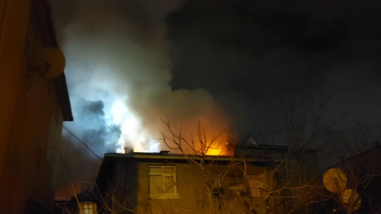 Sultanbeyli'de alevler geceyi aydınlattı