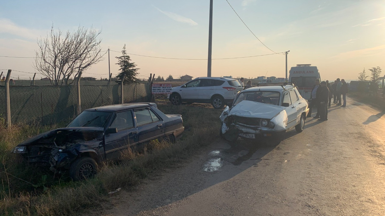 Tekirdağ’da feci kaza: İki otomobil kafa kafaya çarpıştı, 3 yaralı