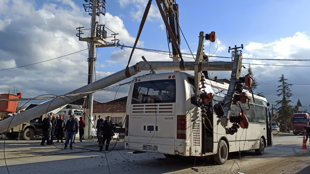 Yolcu otobüsünün üzerine direk devrildi