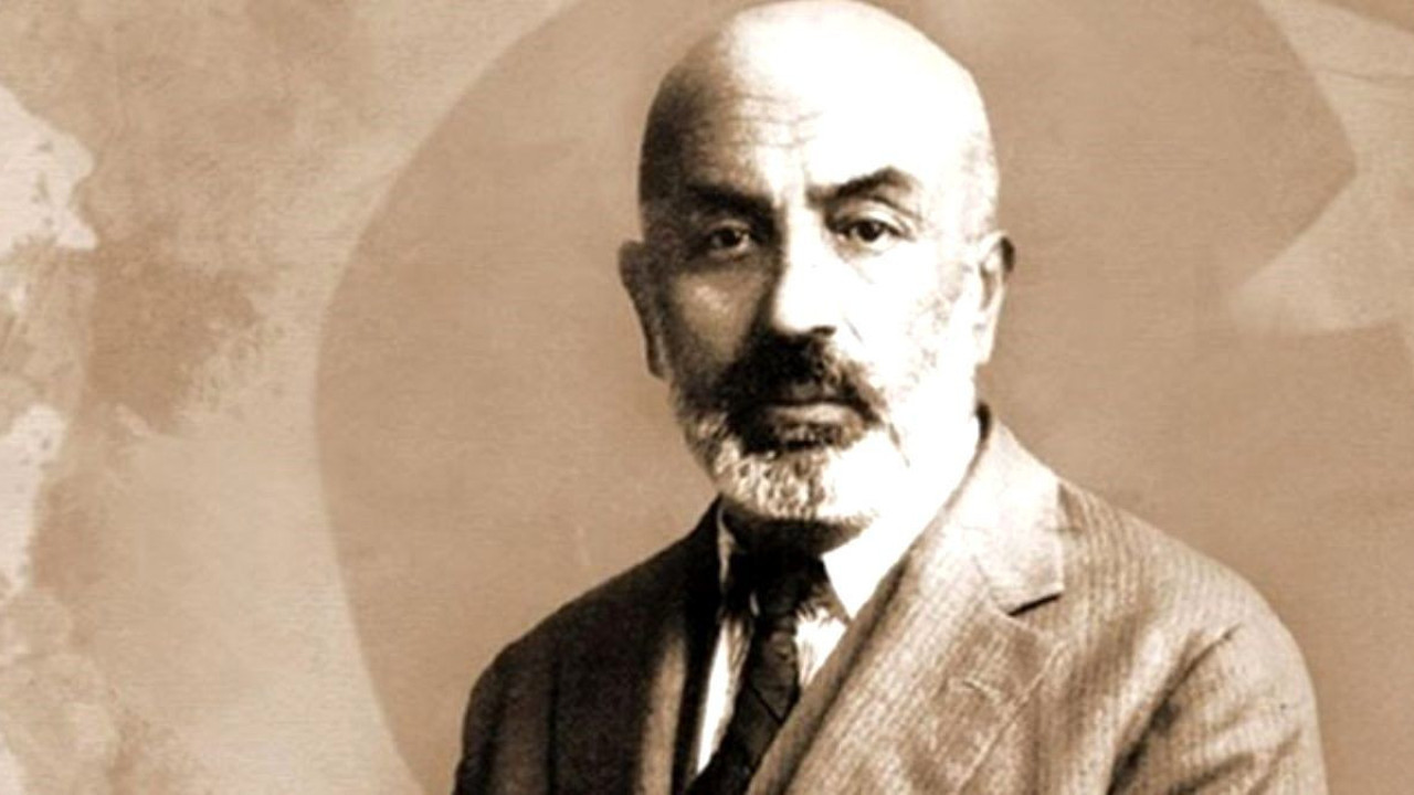 Kuvayi Milliyeci vaiz: Mehmet Akif Ersoy. Rahat uyu büyük insan sönmeyecek bu şafaklarda yüzen al sancak