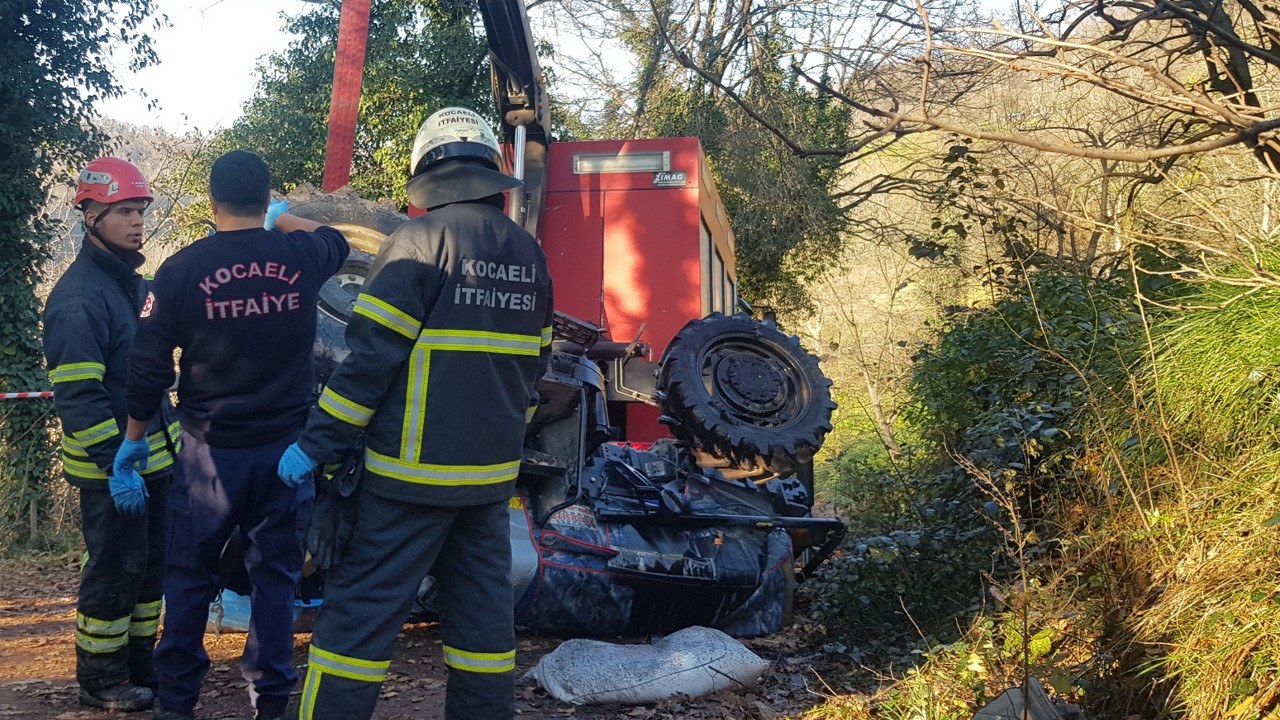 Devrilen traktörün altında kalan sürücü hayatını kaybetti