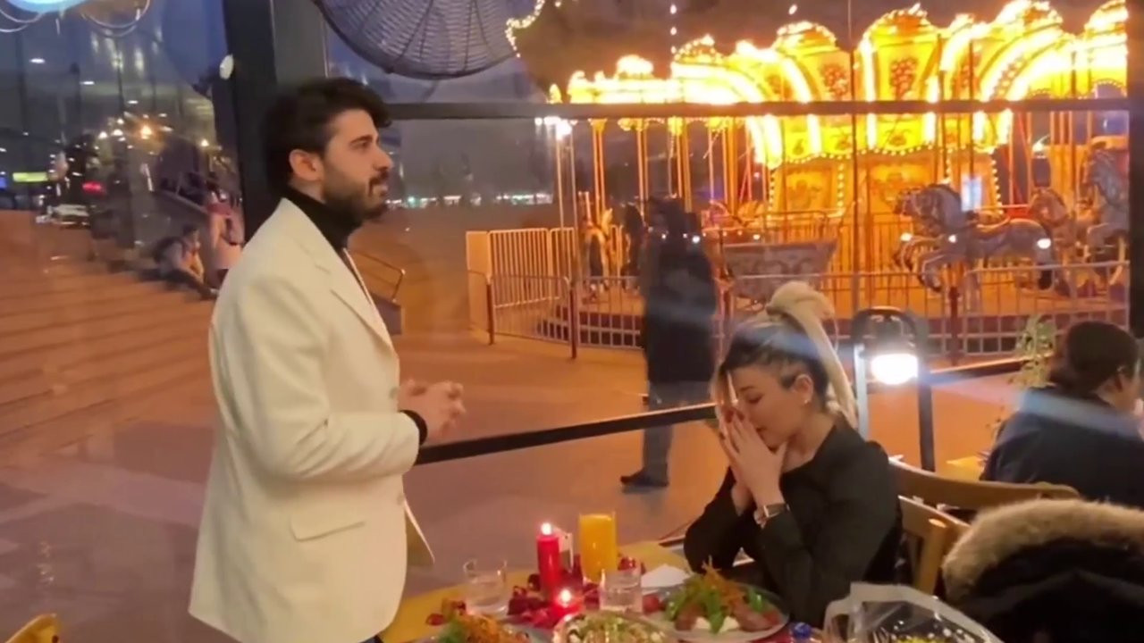 Şarkıcı Emrah'ın oğlu Tayfun Erdoğan sevgilisine evlilik teklif etti