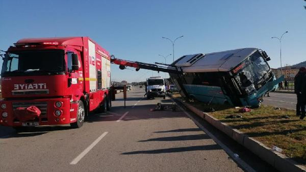 Kahramanmaraş'ta halk otobüsü, aydınlatma direğine çarptı kaza anı kamerada