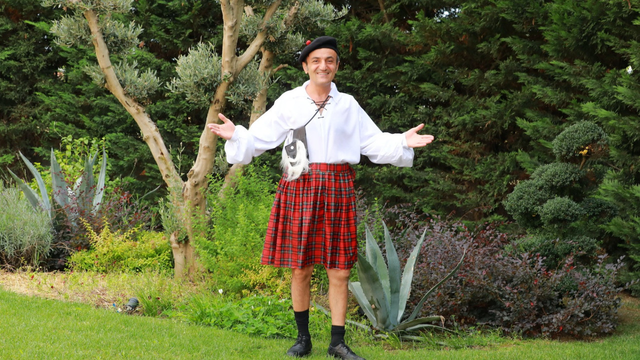 Ersin Korkut kilt giydi. Arkadaşlarını kahkahaya boğdu