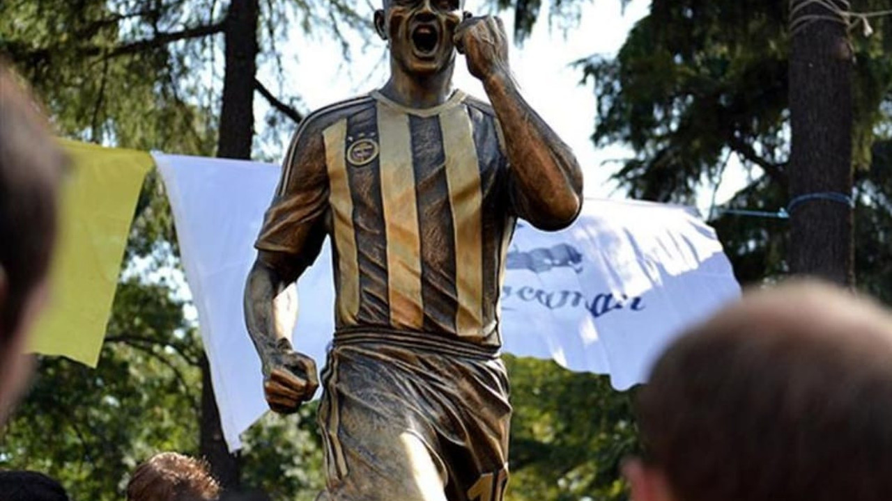 Fenerbahçe'de Alex isyanı: Bahis reklamcısının heykeli kaldırılsın