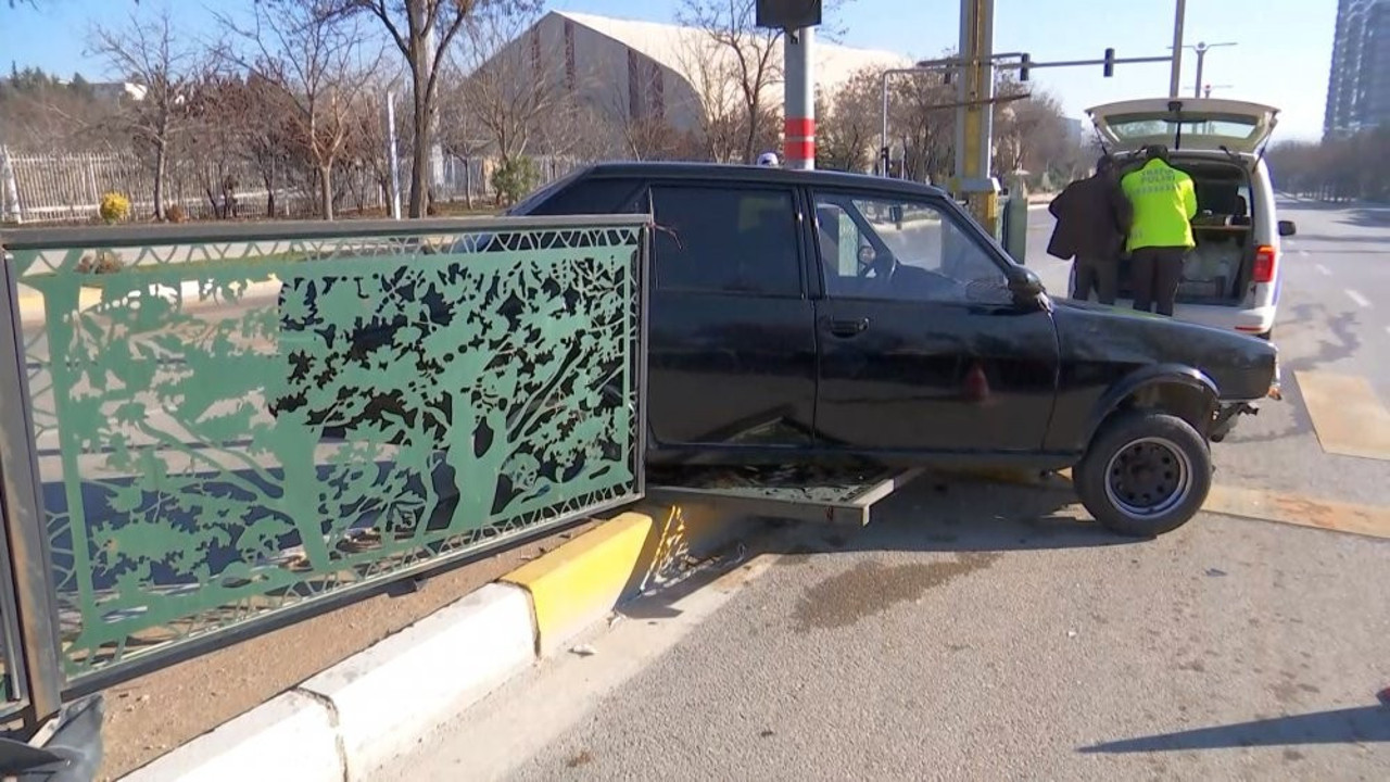 Elazığ’da kontrolünü kaybeden sürücü refüje çıktı