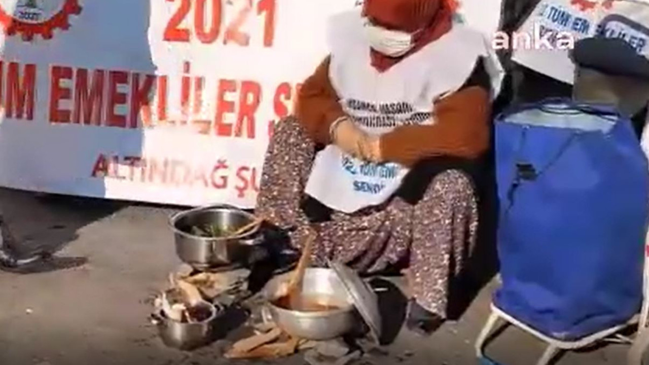 Emekliler tencerede aş değil taş kaynıyor diyerek eylem yaptı