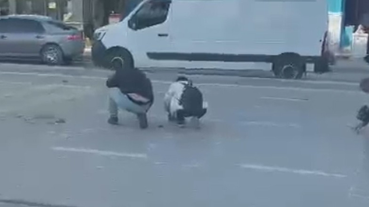 Scooterın koluna takılan içi para dolu poşet yırtıldı