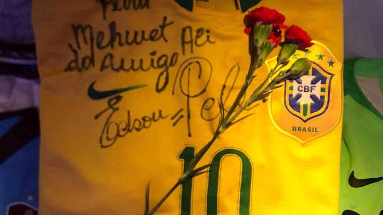 Pele'nin Trabzonspor Müzesi'ndeki formasına kırmızı karanfiller