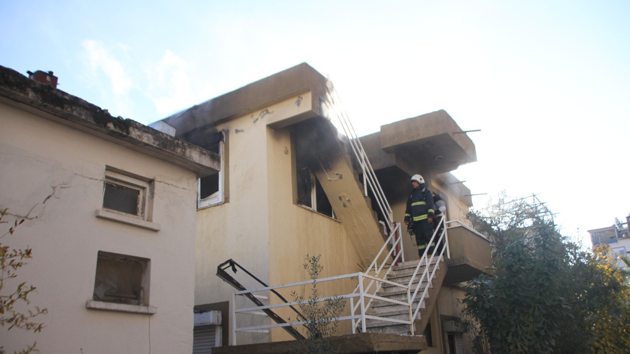 Antalya'da bir evde çıkan yangında anne ile kızı son anda kurtuldu