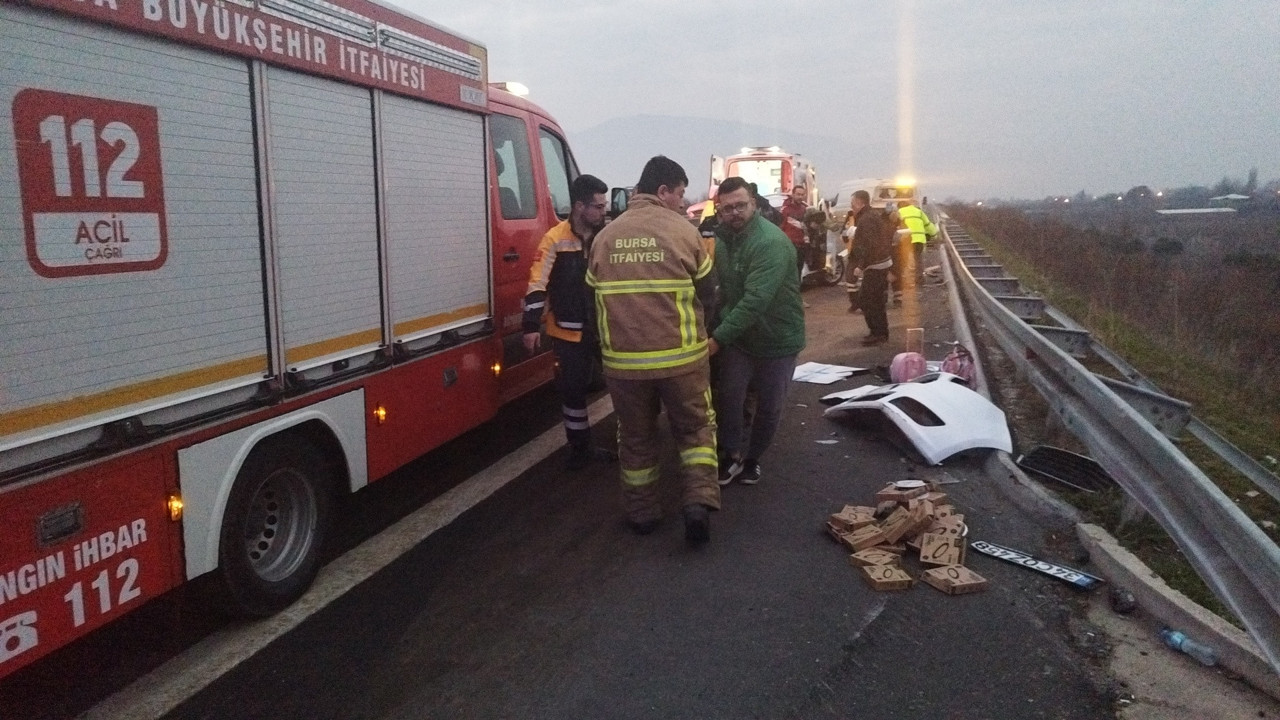 Emniyet şeridindeki araca minibüs çarptı: 5 yaralı