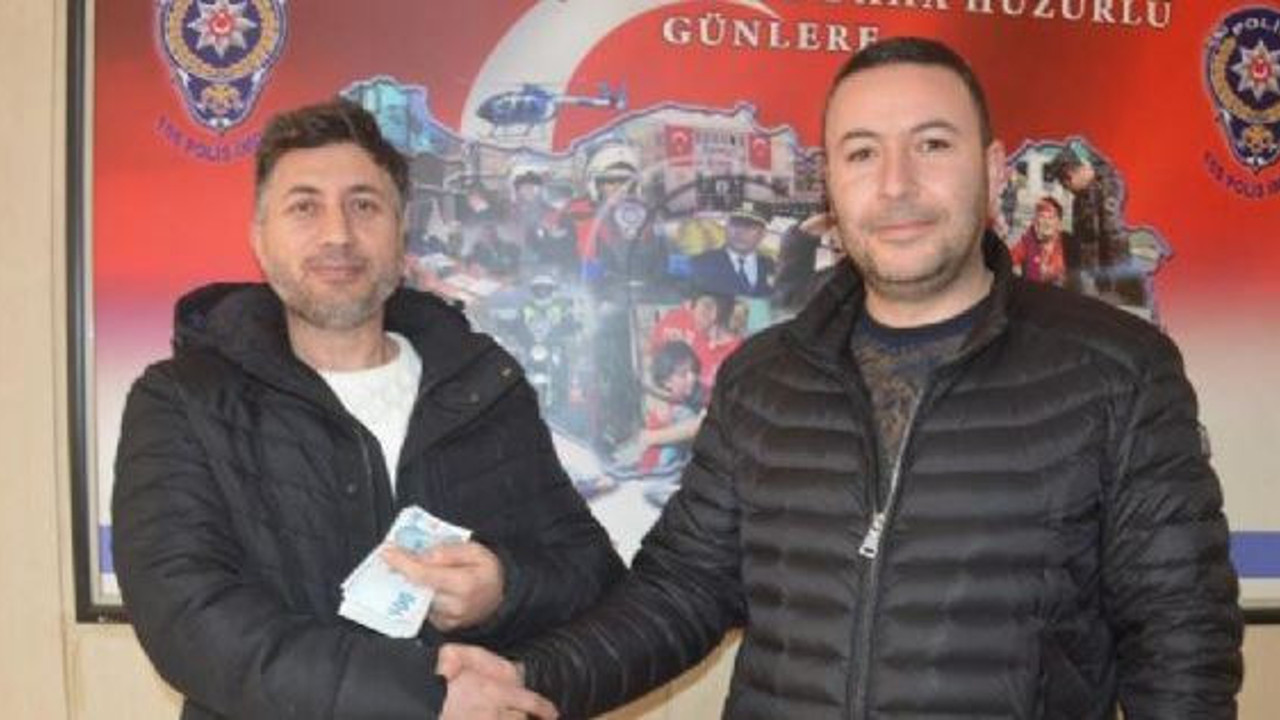 Takside bir deste para düşürdü. Alkışlar taksiciye