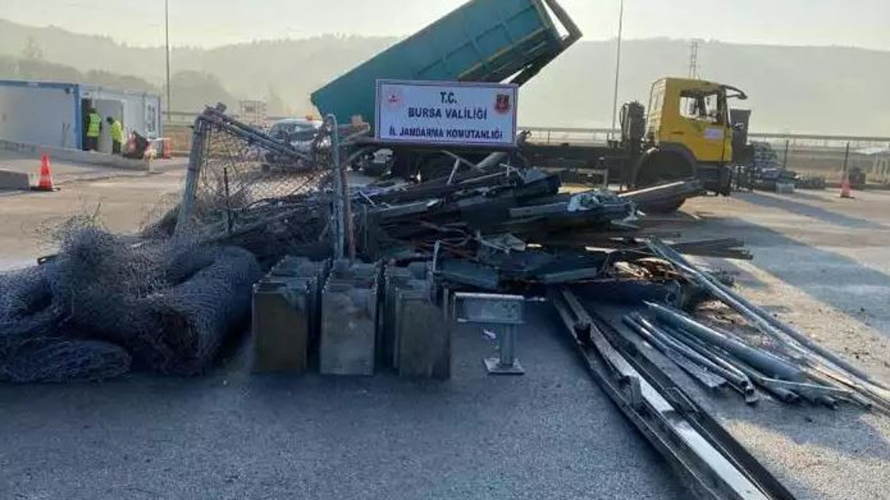 Otoyolda bariyerleri kesip çaldılar