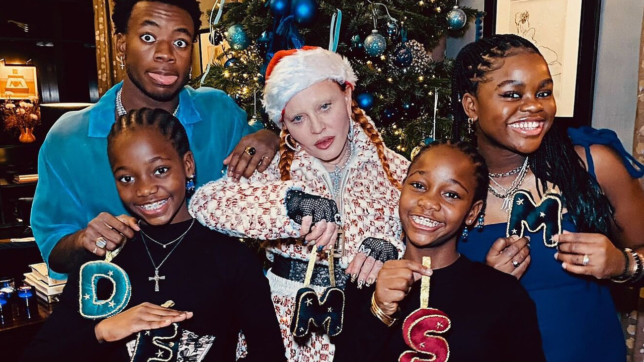 Madonna'dan dantelli ve ürkütücü Noel videosu