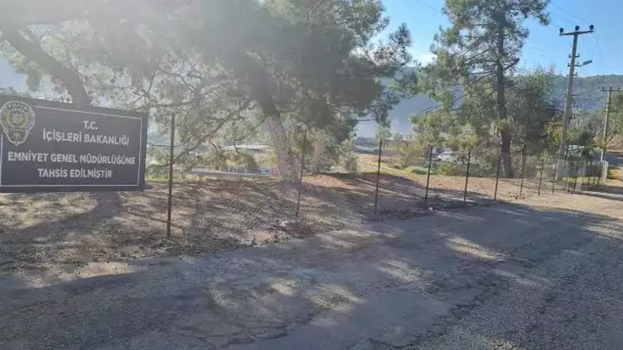 İçişleri Bakanlığı halka açık sahili Emniyet’e verdi. Tel örgülerle çevirdiler