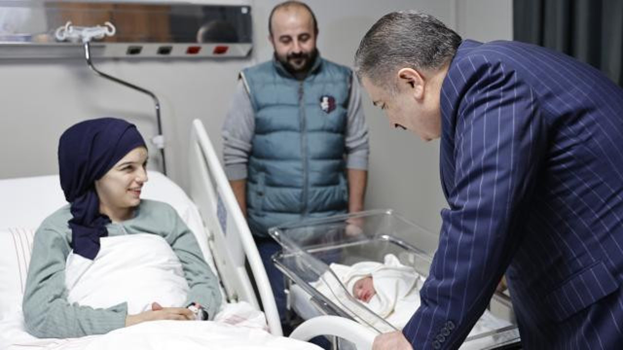 Bakanlar Koca ve Yanık yeni yılın ilk bebeklerini ziyaret etti