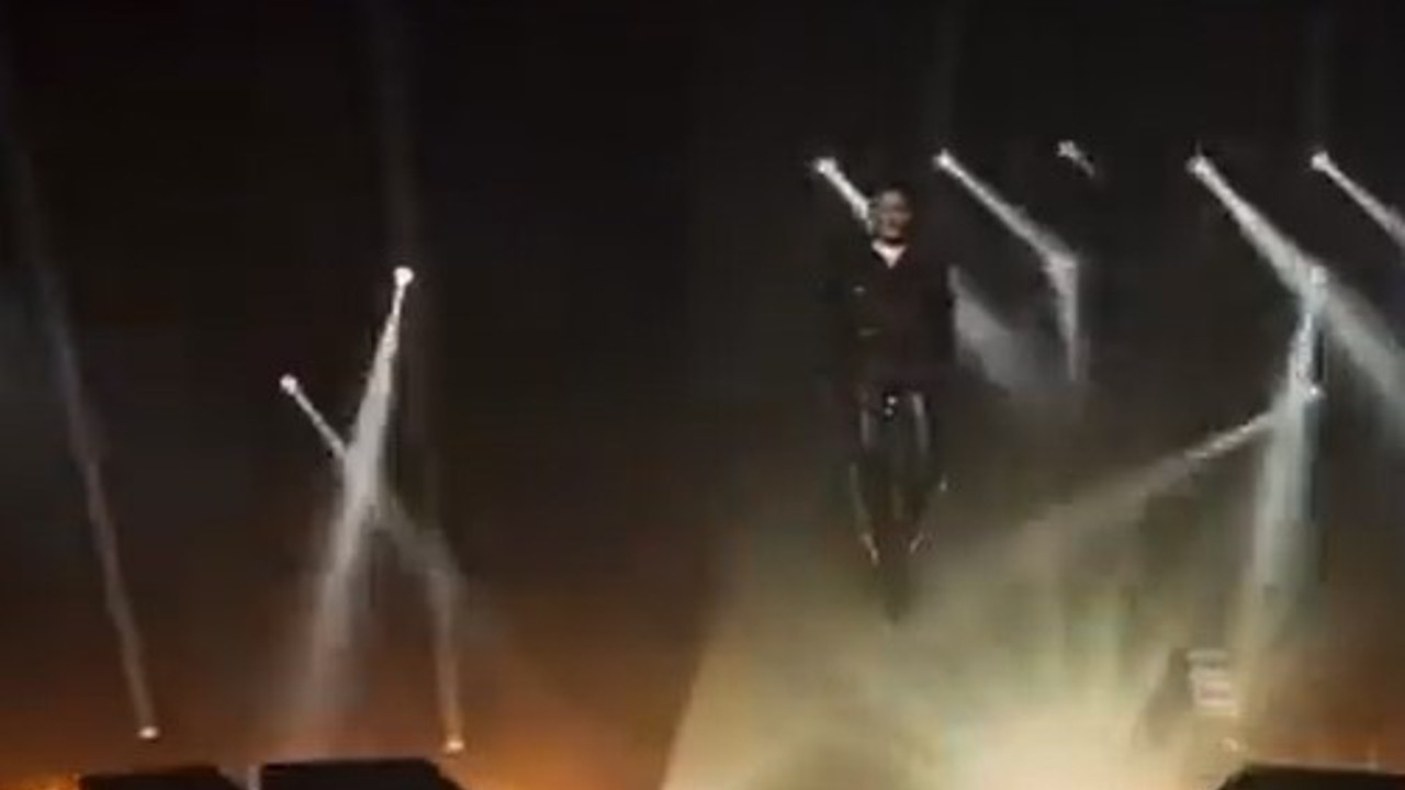 Şarkıcı Edis 'O Ses Türkiye' sahnesine uçarak indi