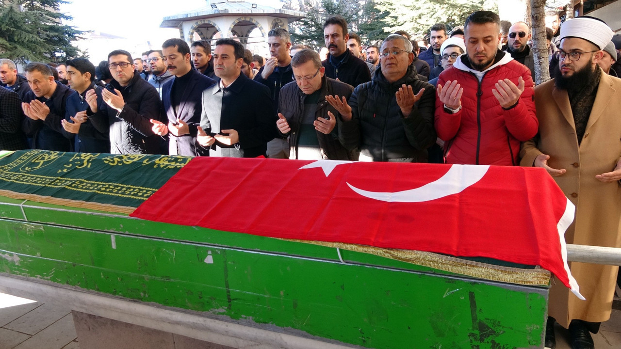 Evinde ölü bulunan genç savcı defnedildi