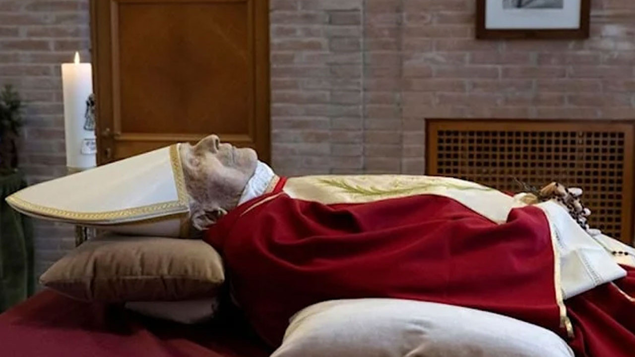 Eski Papa Benedikt’in cenazesi sergilendi