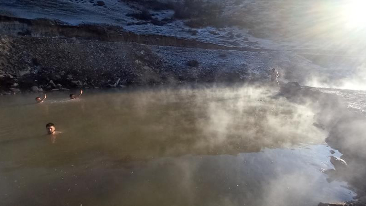 Bitlis’te buz gibi havada kaplıca keyfi
