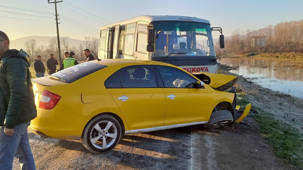 Öğrenci servisi ile taksi kafa kafaya çarpıştı: 8 yaralı