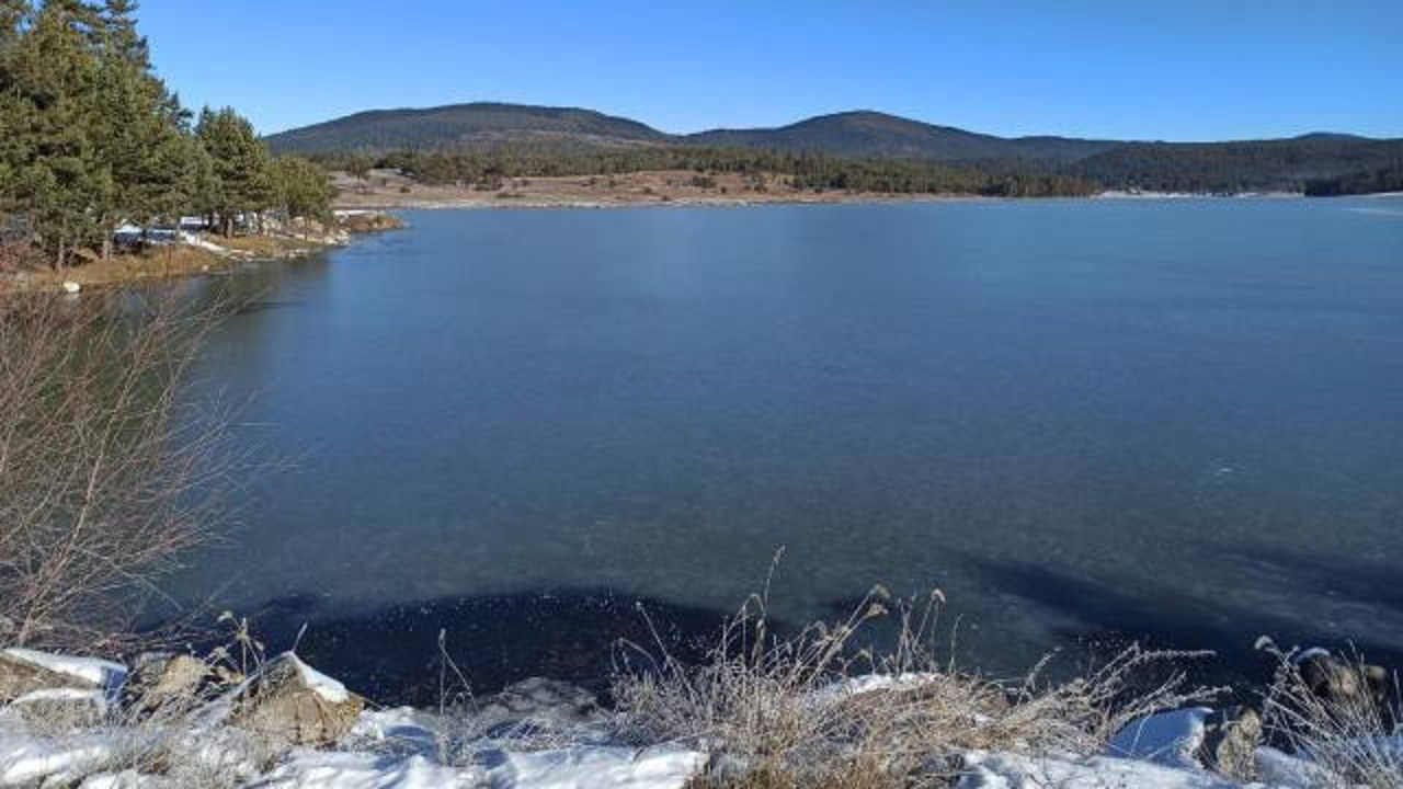 Aladağ Göleti'nin yüzeyi buz tuttu