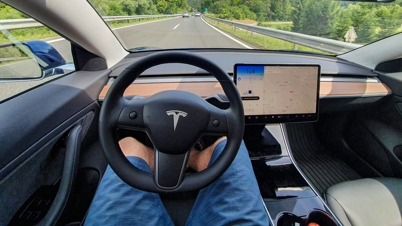 Sürücüsü uyuyan Tesla 110 kilometre hızla 15 dakika boyunca polisten kaçtı
