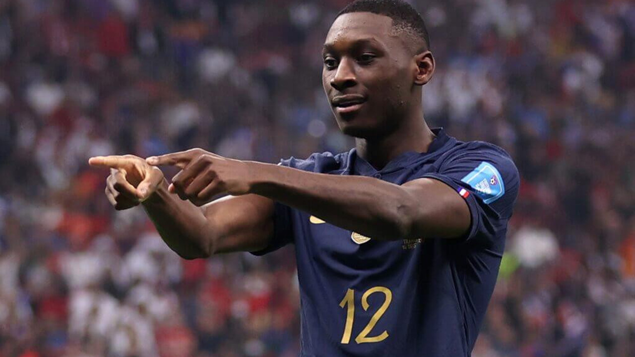 Manchester United'dan Muani için çılgın teklif