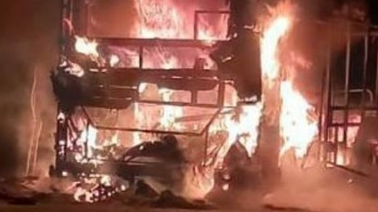 Halk otobüsü alev alev yandı