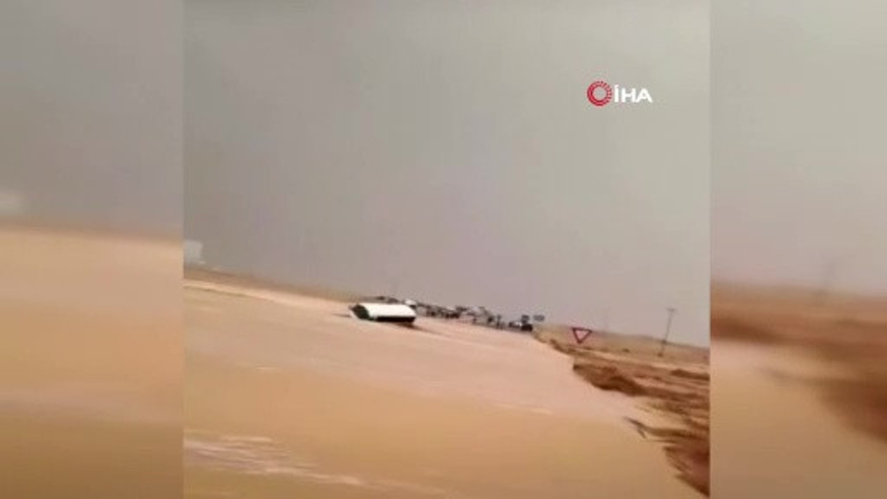 Selin ortasında mahsur kaldılar, otobüsün üzerinde yardım beklediler