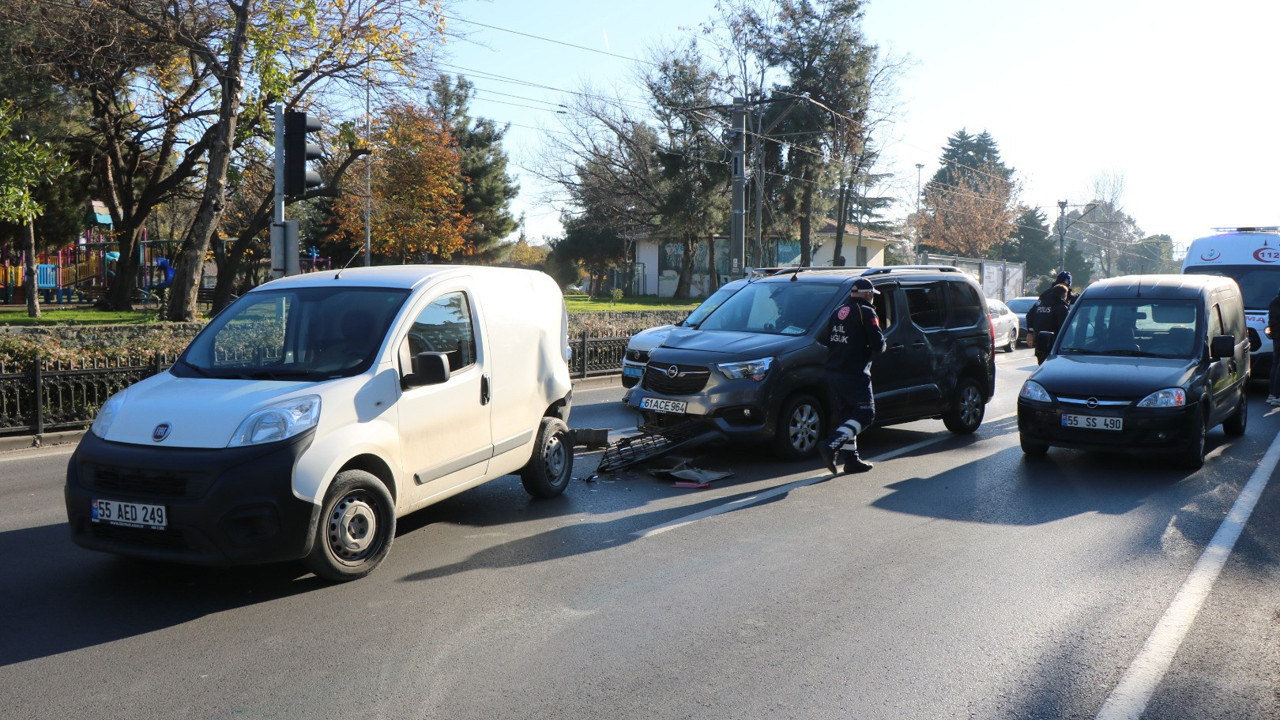 Hafif ticari araç kırmızı ışıkta duran araçlara çarptı: 1 yaralı