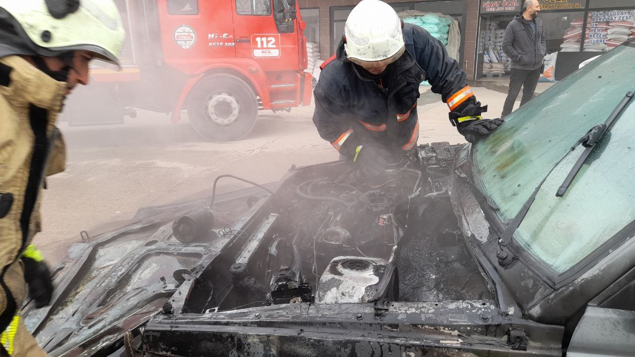 Seyir halindeki otomobil alev aldı (04 Ocak 2023)