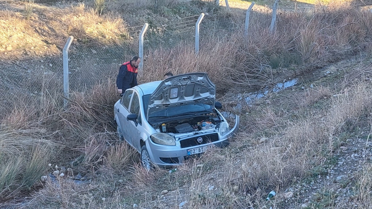 Kontrolden çıkan otomobil şarampole yuvarlandı: 4 yaralı