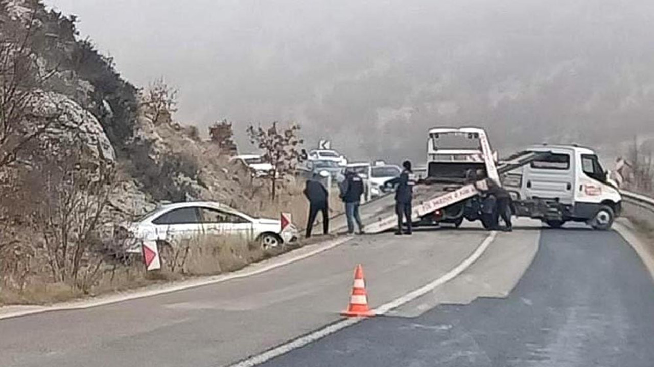 Refüje çarpan otomobil, yol kenarına savruldu: 1 ölü, 3 yaralı