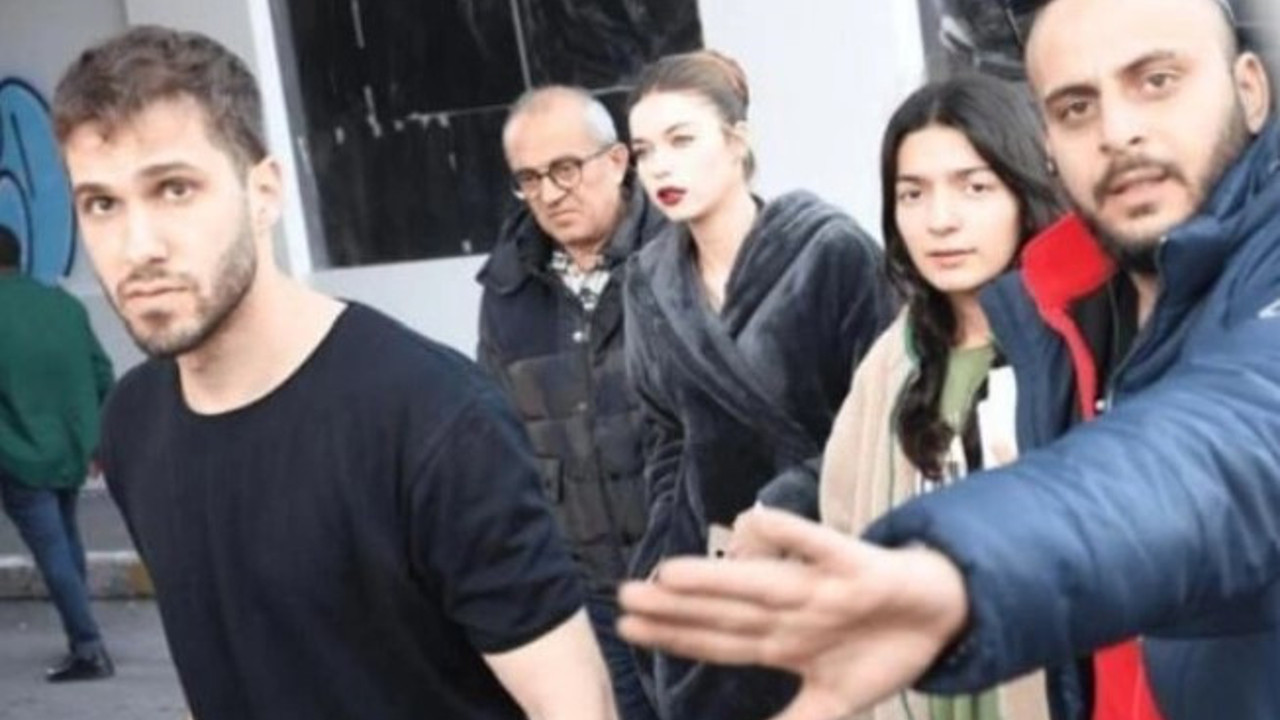 Afra Saraçoğlu bornozla görüntülenince sette gergin anlar yaşandı