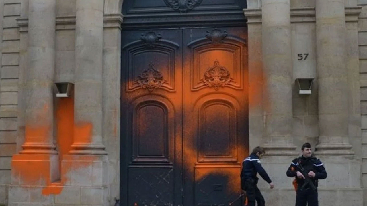 Başbakanlık binası hedef alındı. Sprey boyalarla işaretlediler