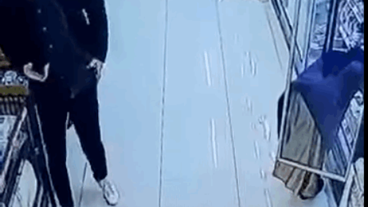 BİM sapığı suçüstü yakalandı. O anlar kamerada