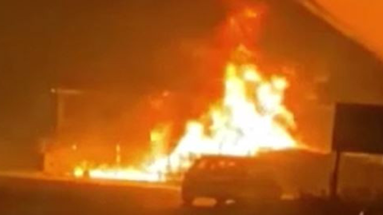 Kovayla yangına müdahale ettiler araçları yandı