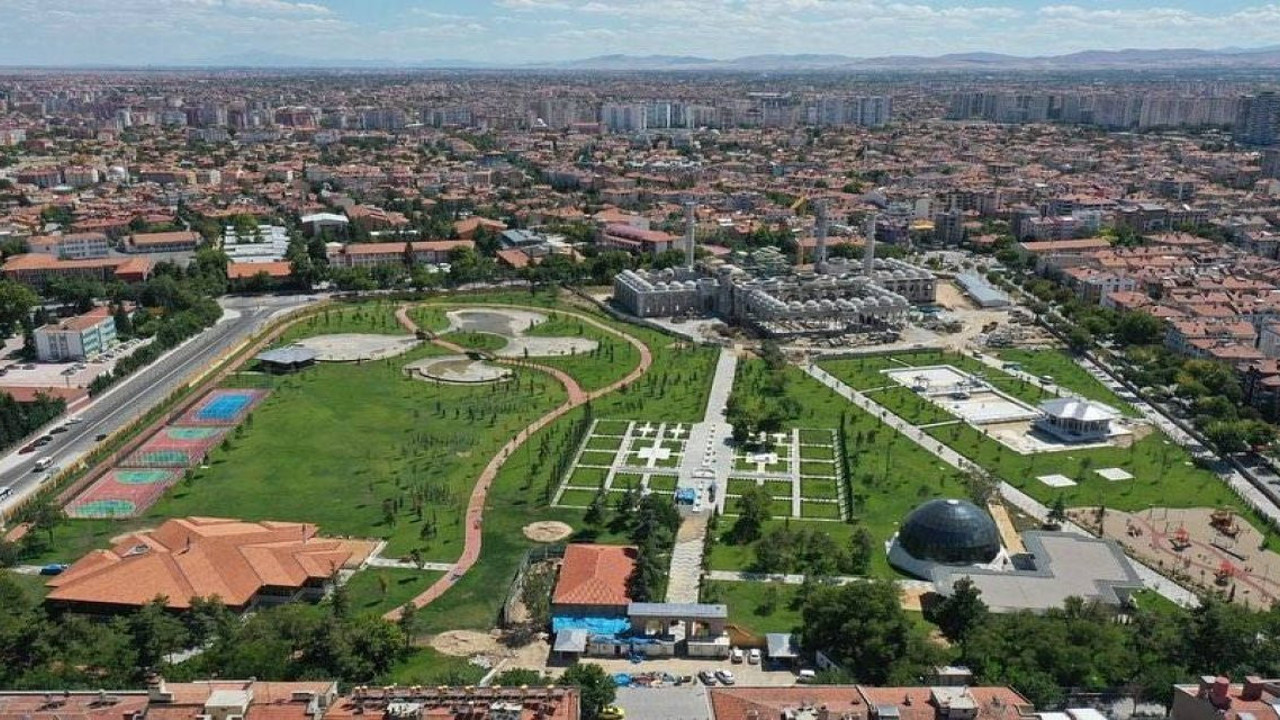 Yoksullar ve dar gelirliler için konut yapmakla görevli TOKİ stadyum ve millet bahçesi yaptı