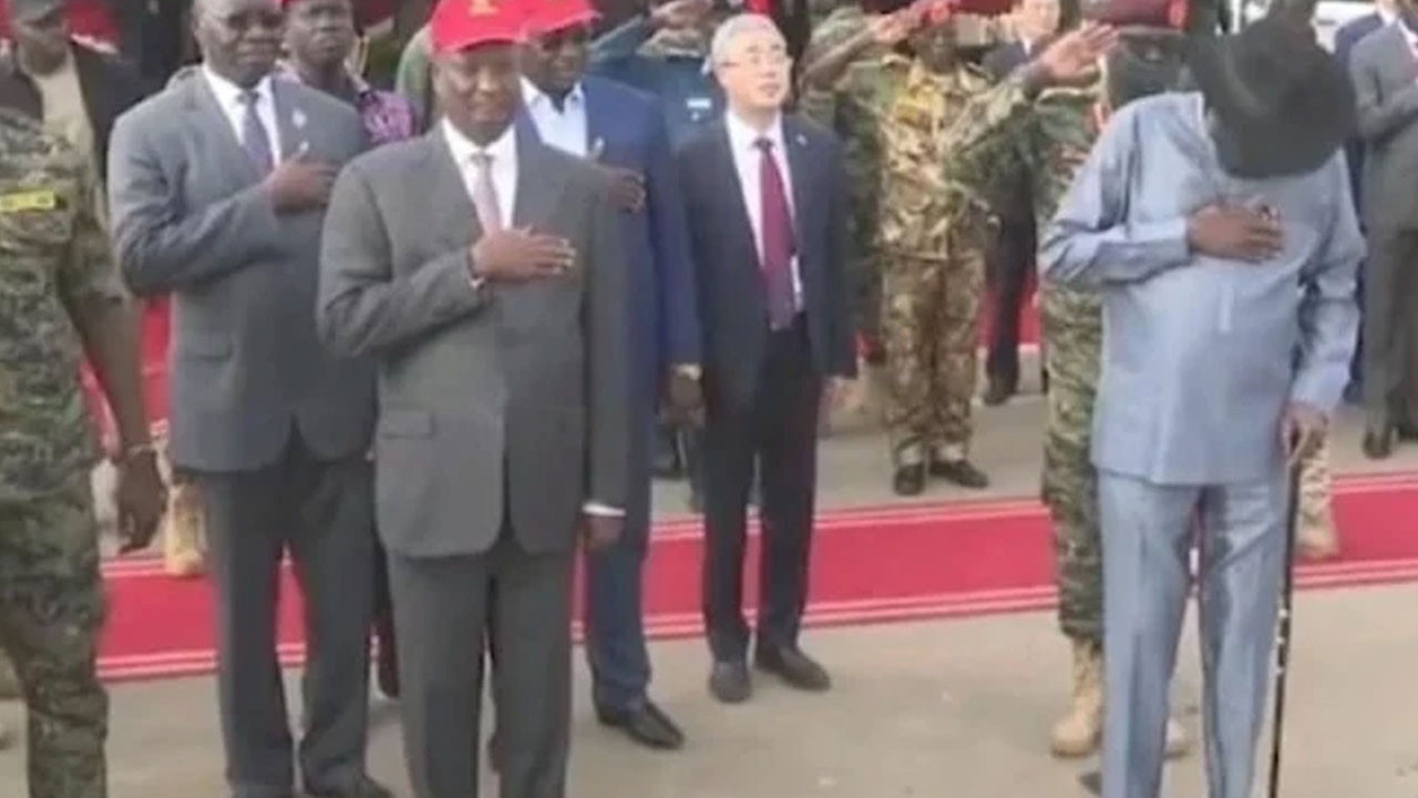 Güney Sudan liderinin tuvaletini tutamadığı görüntüler sonrası gazeteciler gözaltına alındı