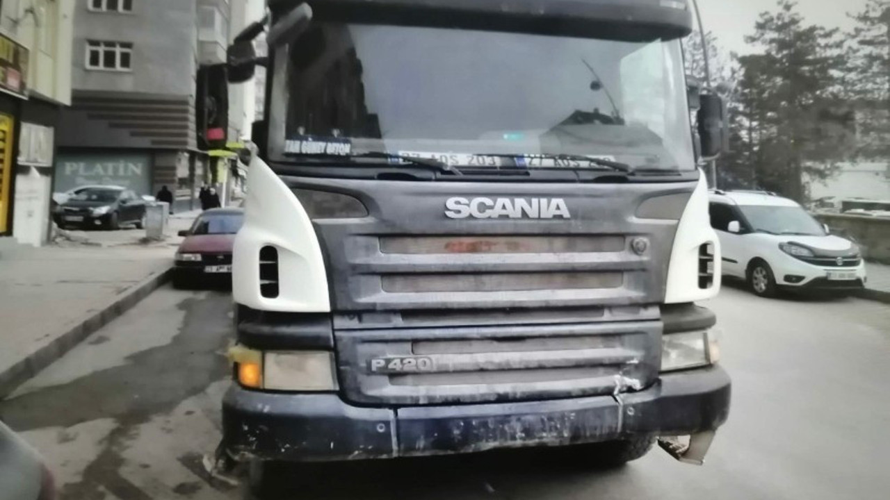 Yolun karşısına geçmek isteyen yayaya beton mikseri çarptı