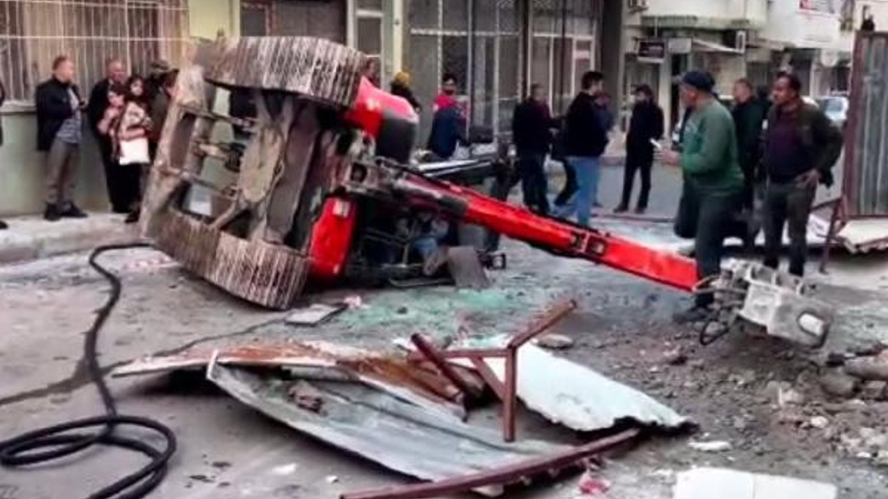 İş makinesiyle birlikte 3'üncü kattan düştü