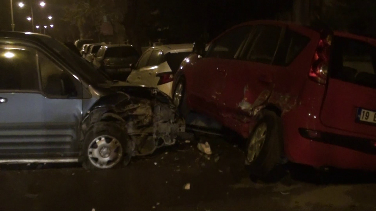 İki otomobil çarpıştı, park halindeki 3 araç zarar gördü