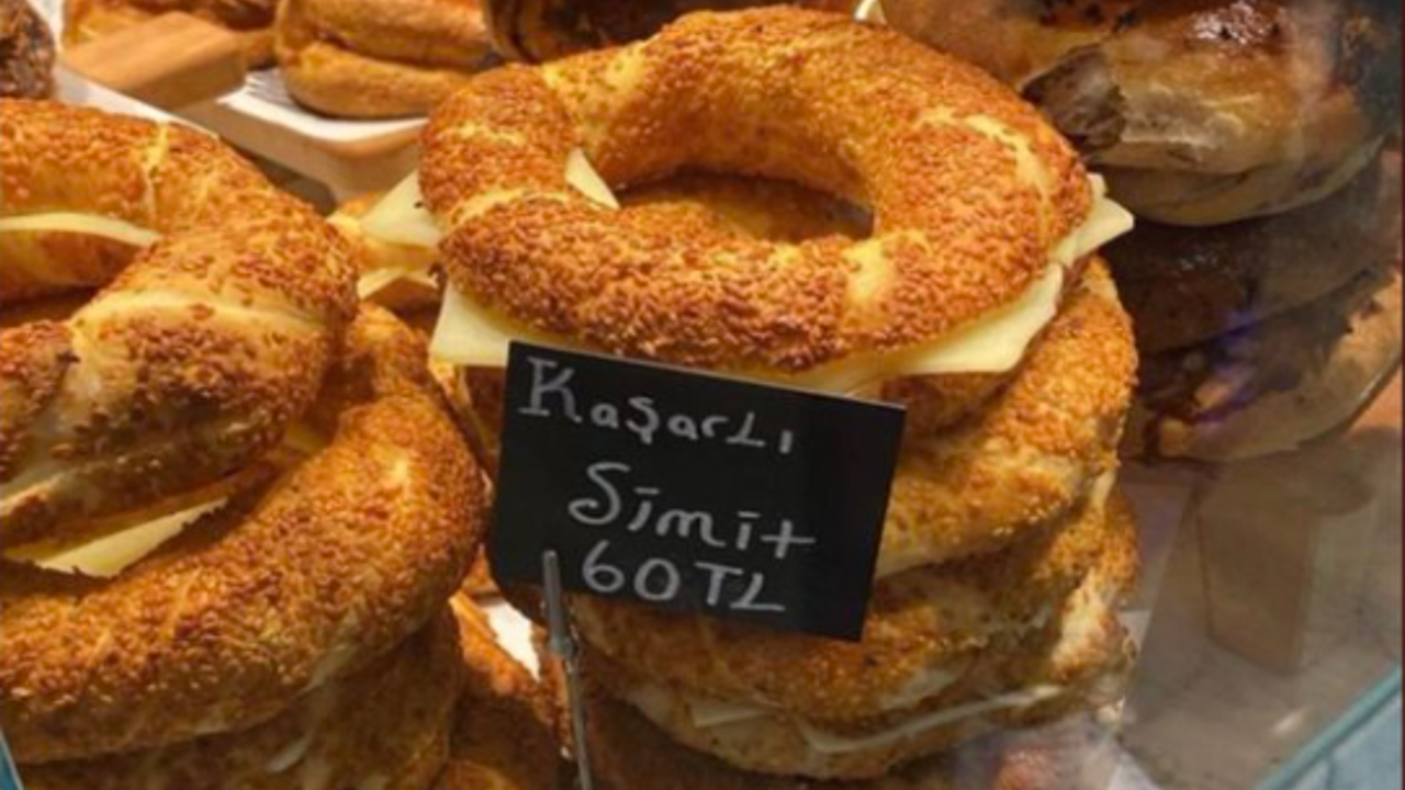 Kaşarlı simit 60 liraya satılınca sosyal medya patladı. Yorumların ardı arkası kesilmedi