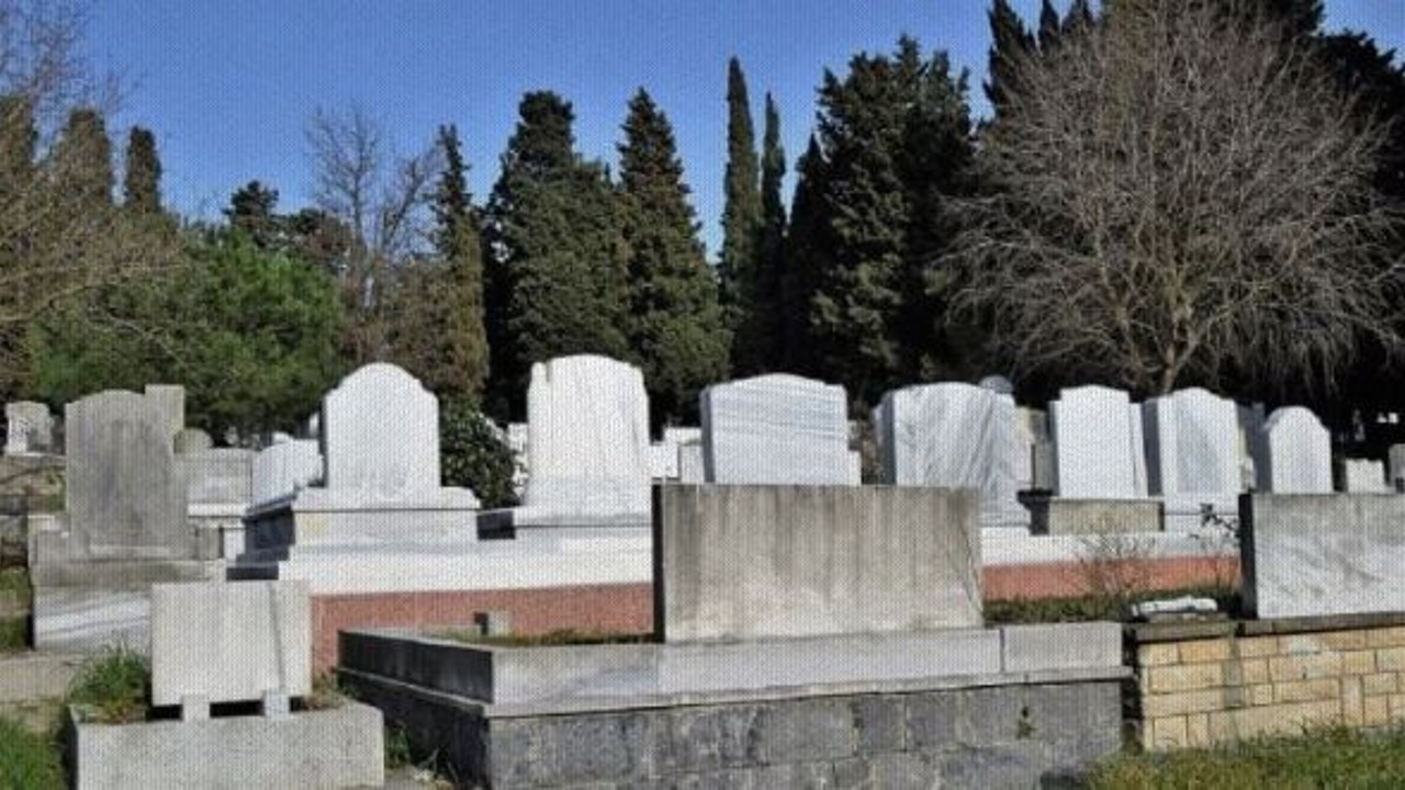Alacaklı, borçlunun mezarına kadar haciz koyuyor. Mezar üzerinde 49 ayrı haciz var