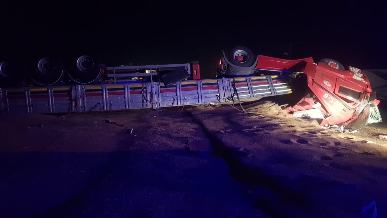 Buğday yüklü tır devrildi