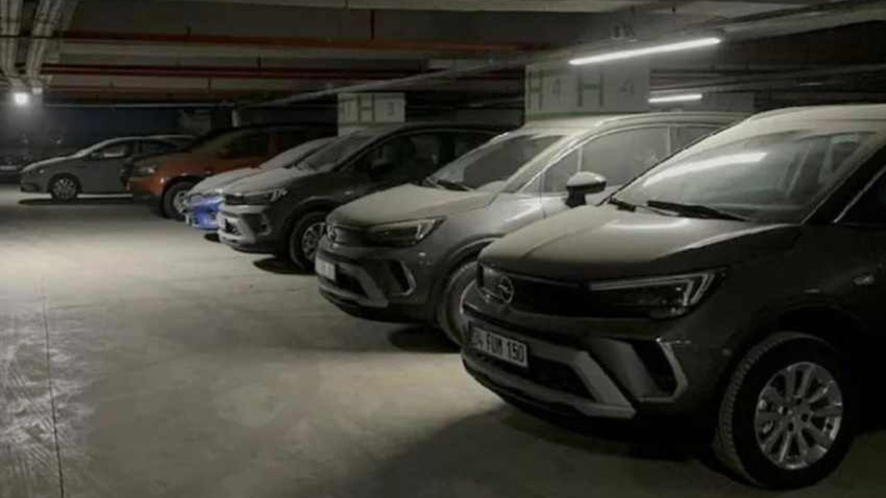 Çamlıca Camisi'nin otoparkı sıfır otomobil dolu