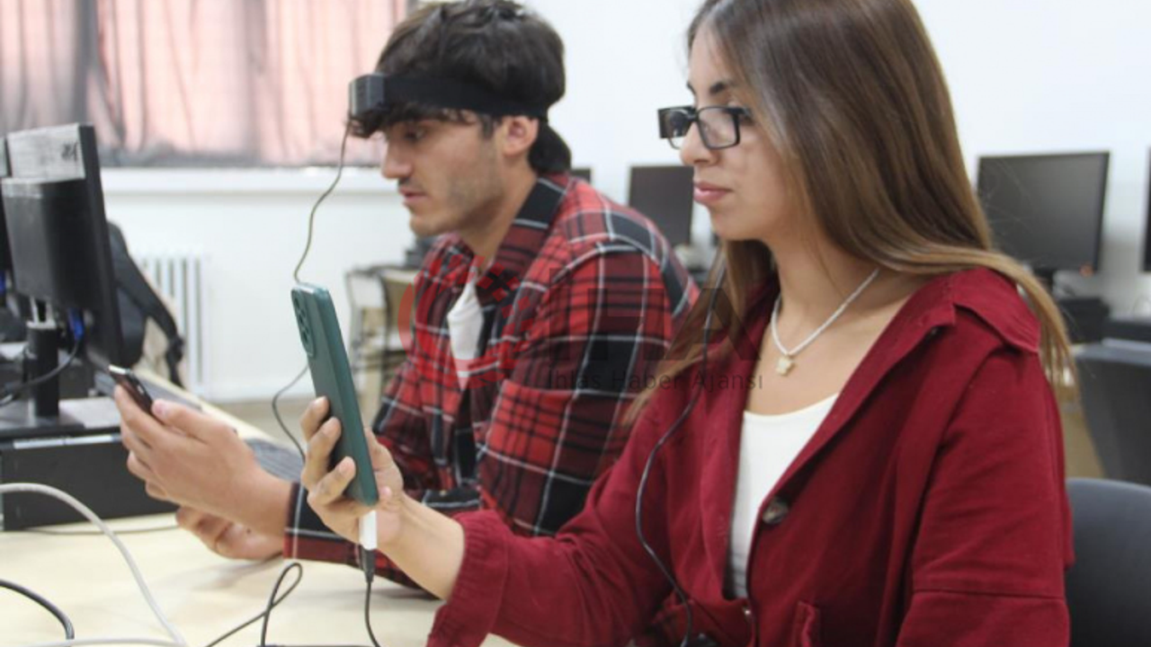 Bu gözlük doğal ve yapay göz kırpmayı birbirinden ayırabiliyor