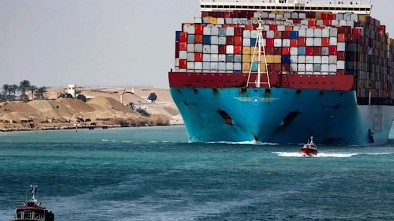 Süveyş Kanalı'nda bir yük gemisi karaya oturdu