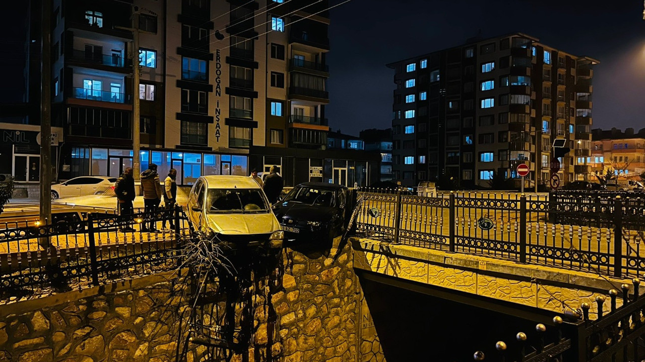 Kaza yapan otomobiller kanal kenarında asılı kaldı